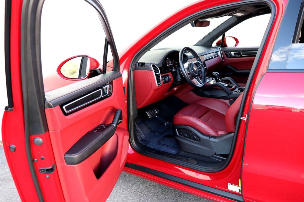 Photo 2 of this PORSCHE CAYENNE GTS