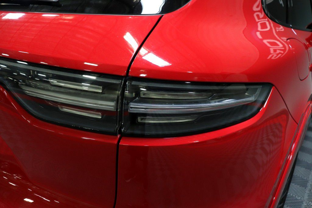 Photo 8 of this PORSCHE CAYENNE GTS