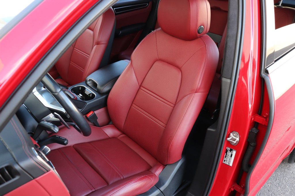 Photo 19 of this PORSCHE CAYENNE GTS