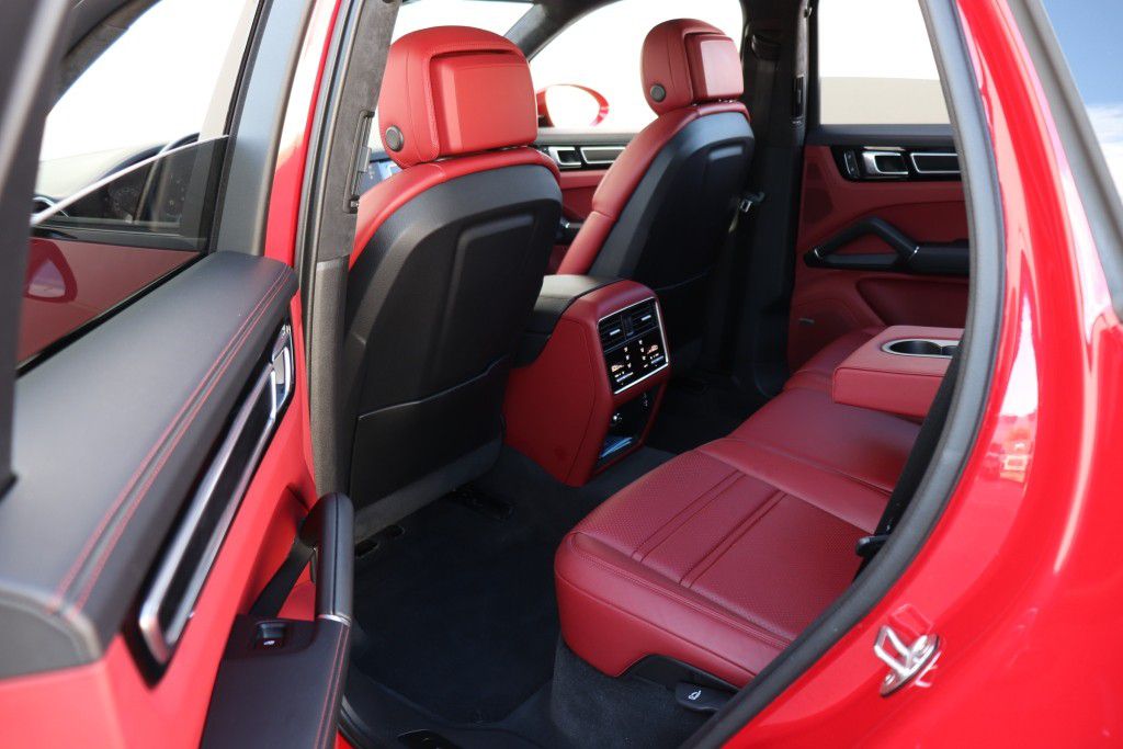 Photo 20 of this PORSCHE CAYENNE GTS