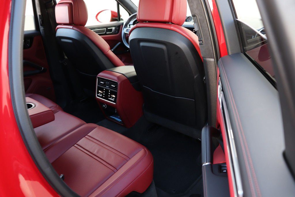 Photo 28 of this PORSCHE CAYENNE GTS