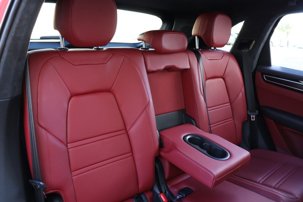 Photo 30 of this PORSCHE CAYENNE GTS