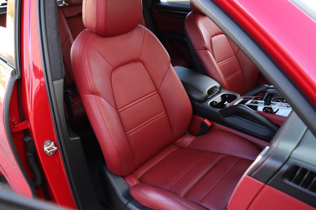 Photo 31 of this PORSCHE CAYENNE GTS