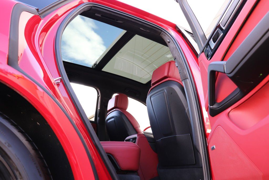 Photo 33 of this PORSCHE CAYENNE GTS