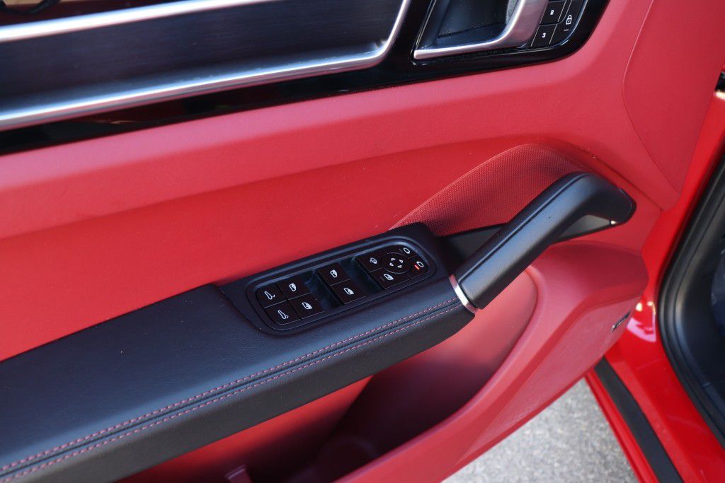 Photo 36 of this PORSCHE CAYENNE GTS