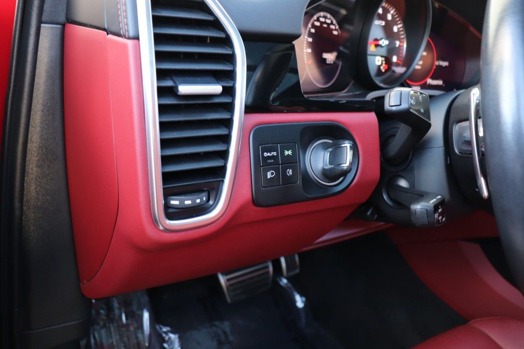 Photo 37 of this PORSCHE CAYENNE GTS