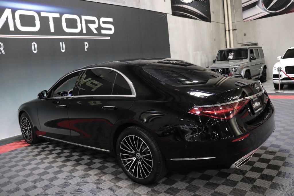 Photo 4 of this MERCEDES-BENZ S580 4MATIC