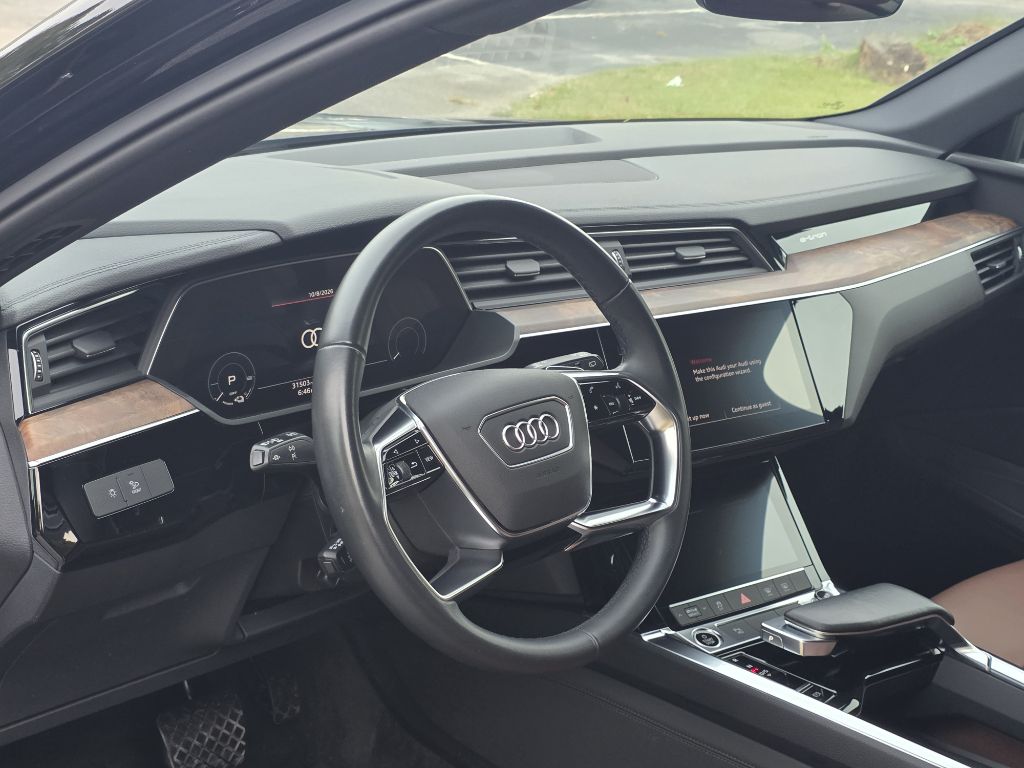 Photo 13 of this AUDI E-TRON