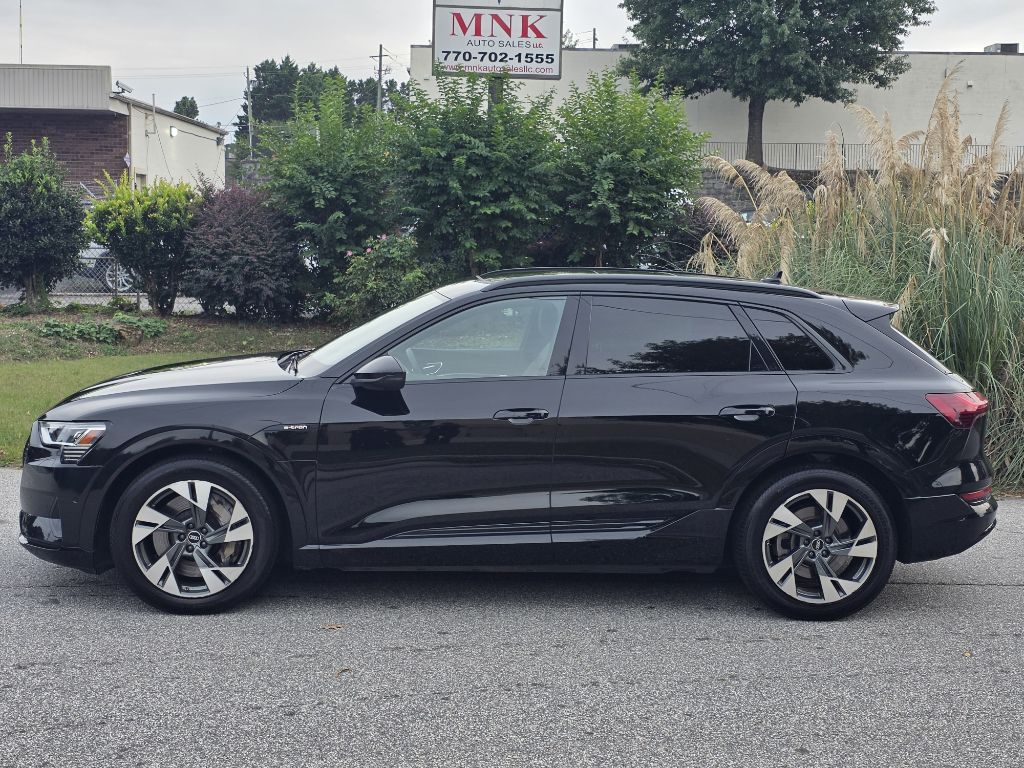 Photo 2 of this AUDI E-TRON