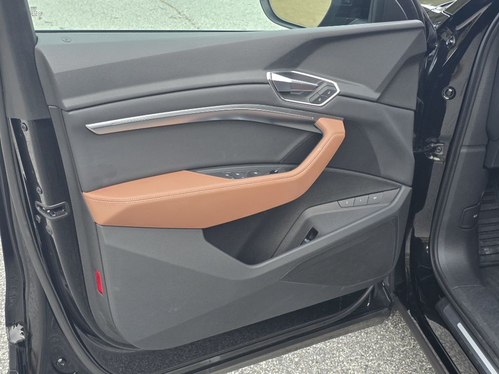 Photo 9 of this AUDI E-TRON