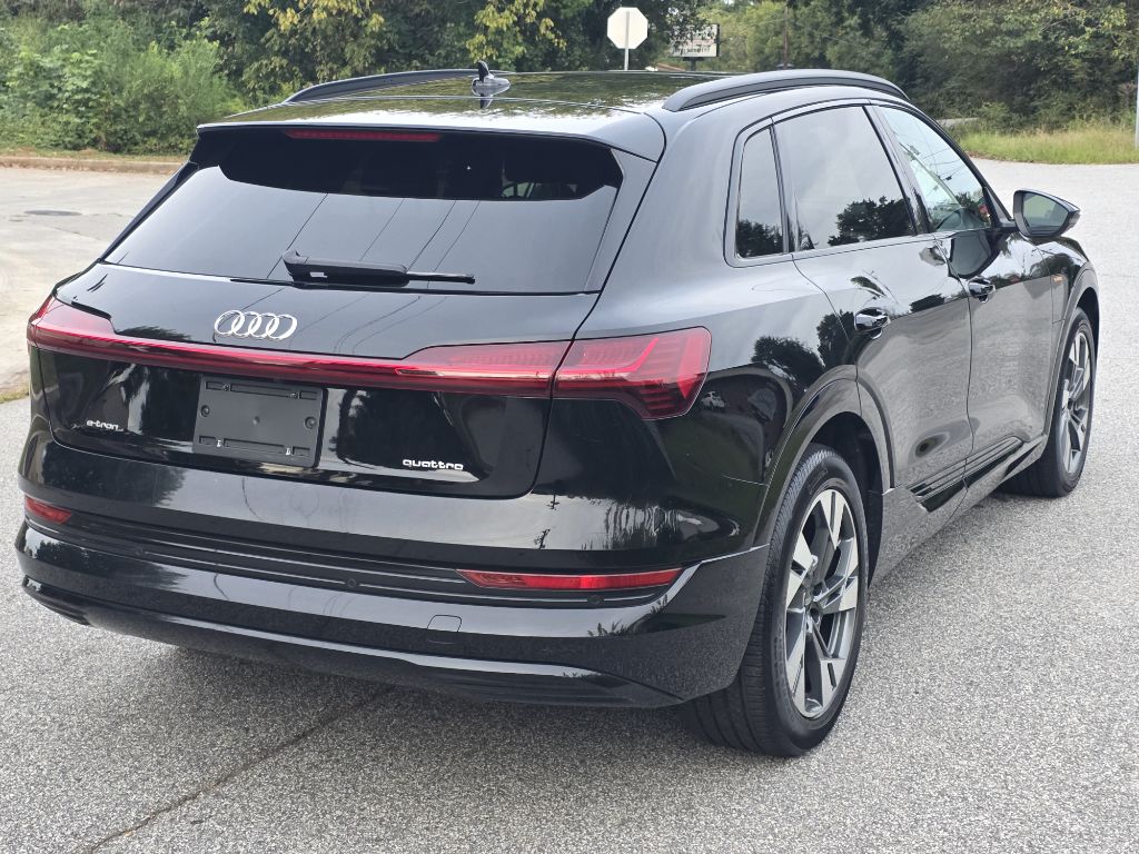 Photo 5 of this AUDI E-TRON