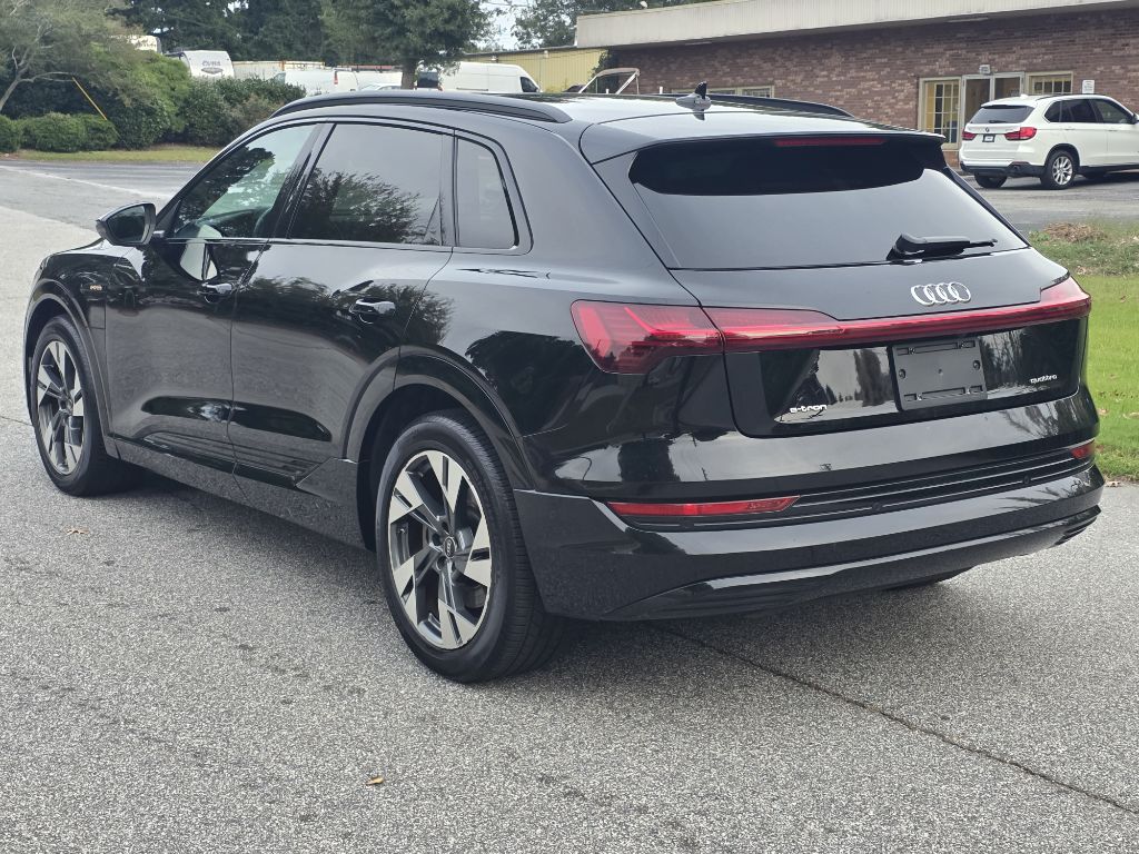 Photo 3 of this AUDI E-TRON