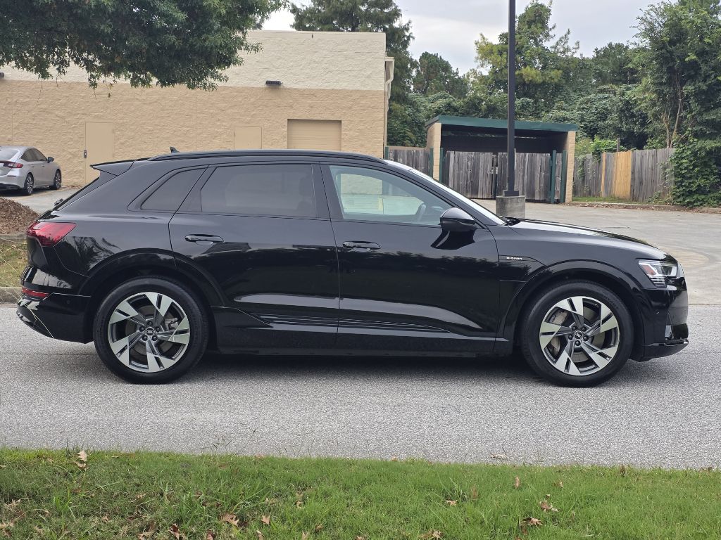 Photo 6 of this AUDI E-TRON