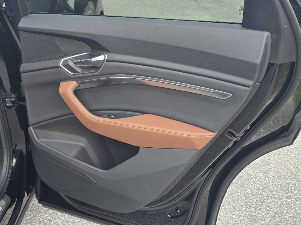 Photo 18 of this AUDI E-TRON