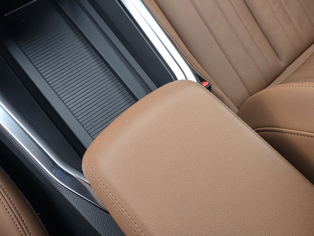 Photo 33 of this AUDI E-TRON
