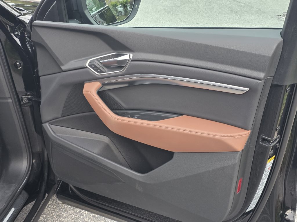 Photo 21 of this AUDI E-TRON