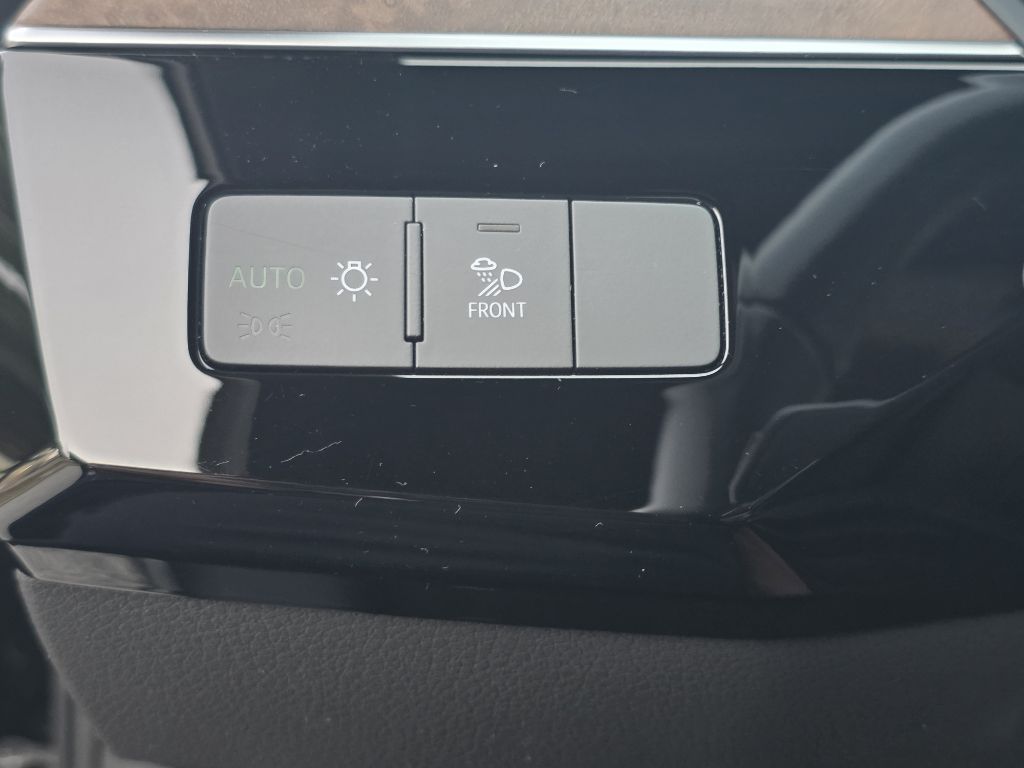 Photo 26 of this AUDI E-TRON