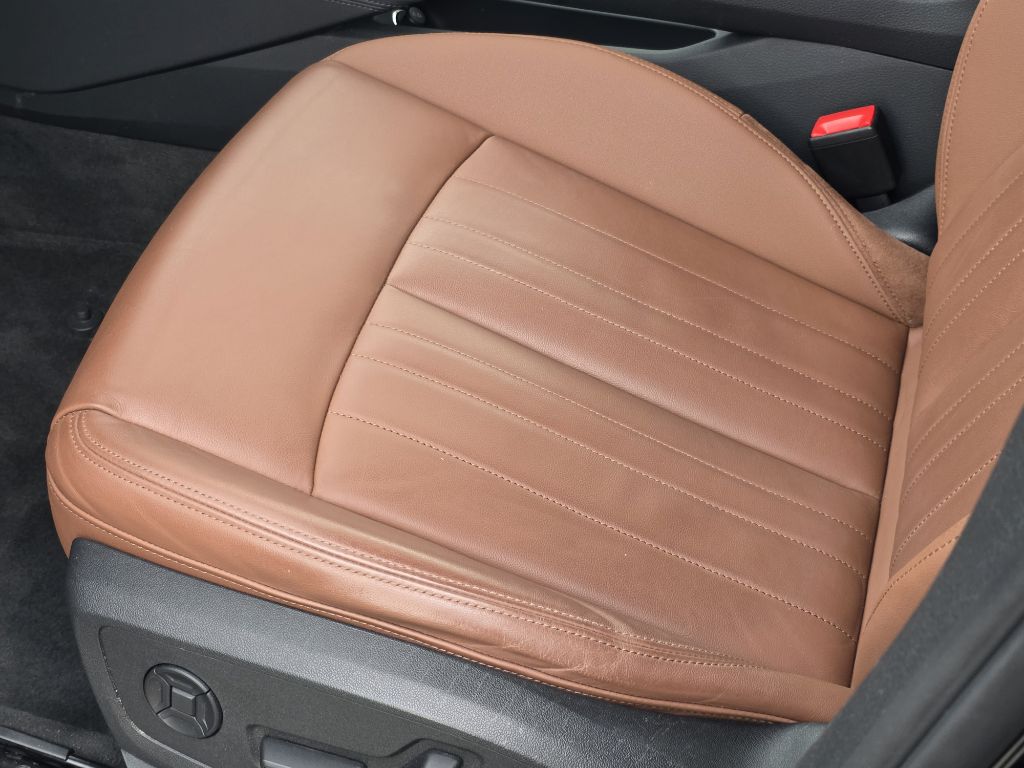 Photo 12 of this AUDI E-TRON