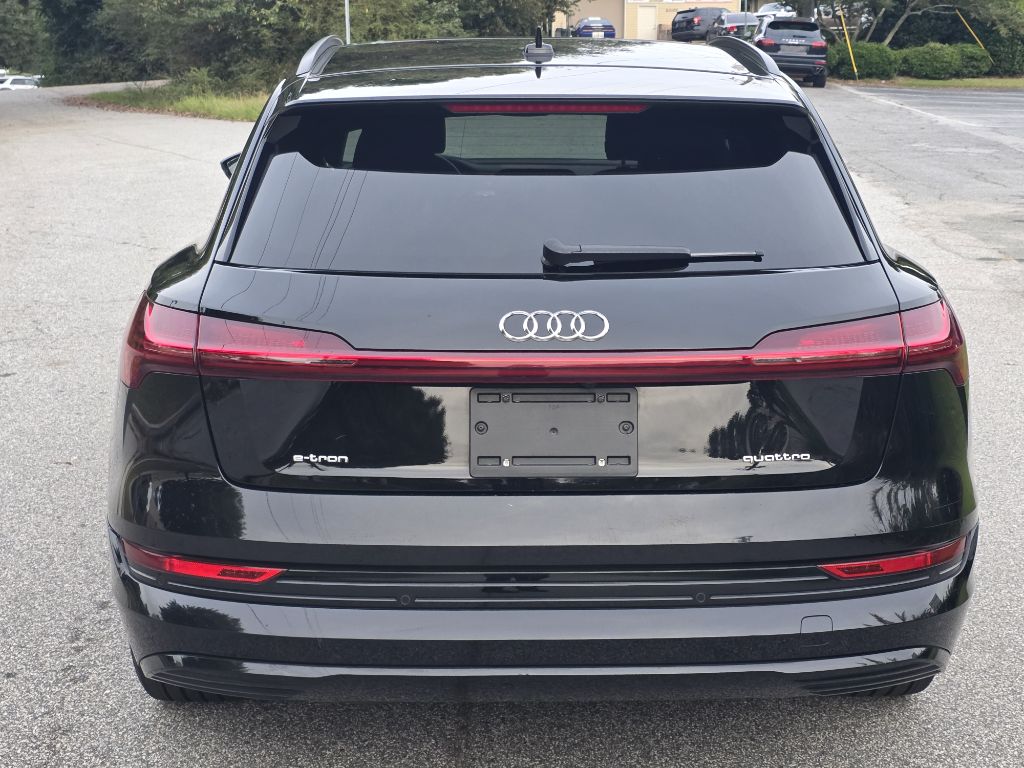 Photo 4 of this AUDI E-TRON