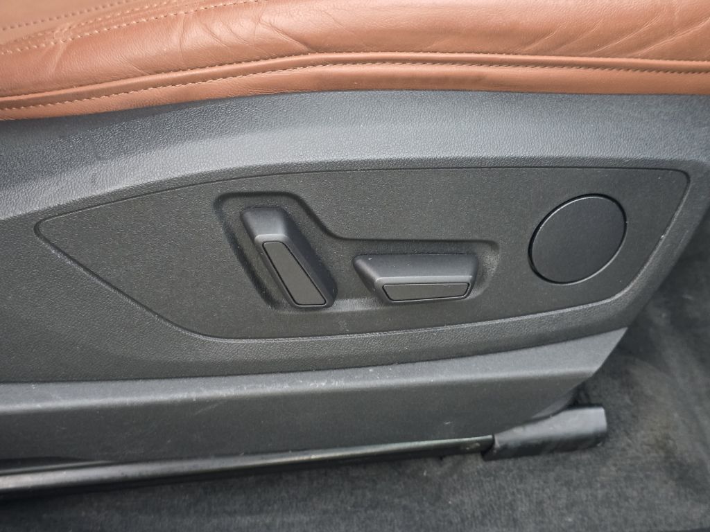 Photo 23 of this AUDI E-TRON