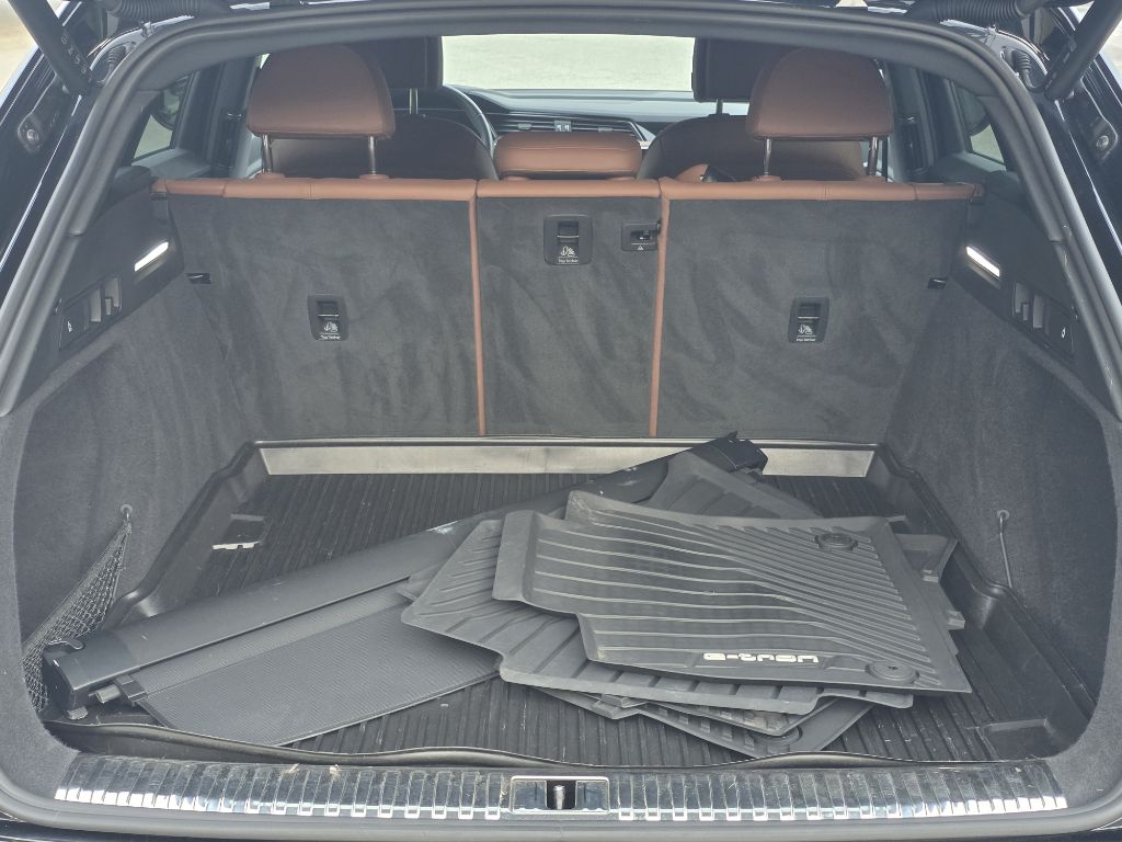 Photo 17 of this AUDI E-TRON