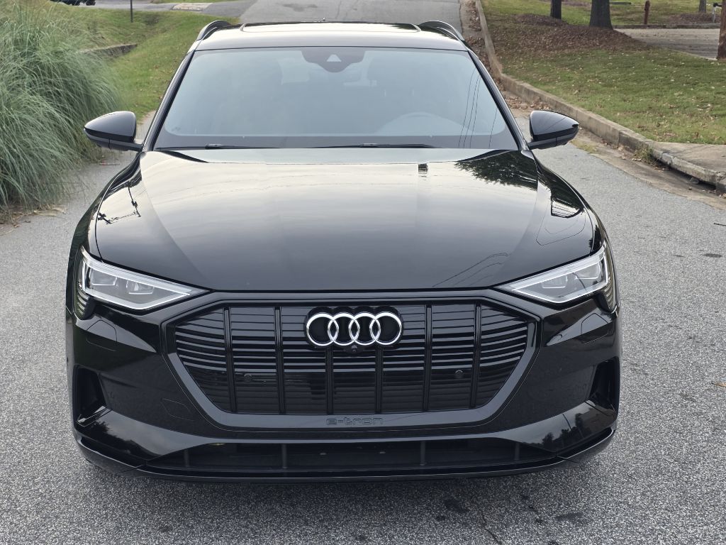 Photo 8 of this AUDI E-TRON