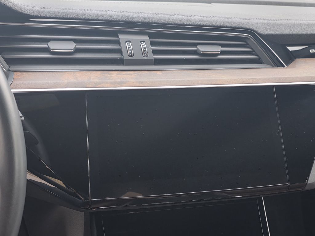 Photo 30 of this AUDI E-TRON