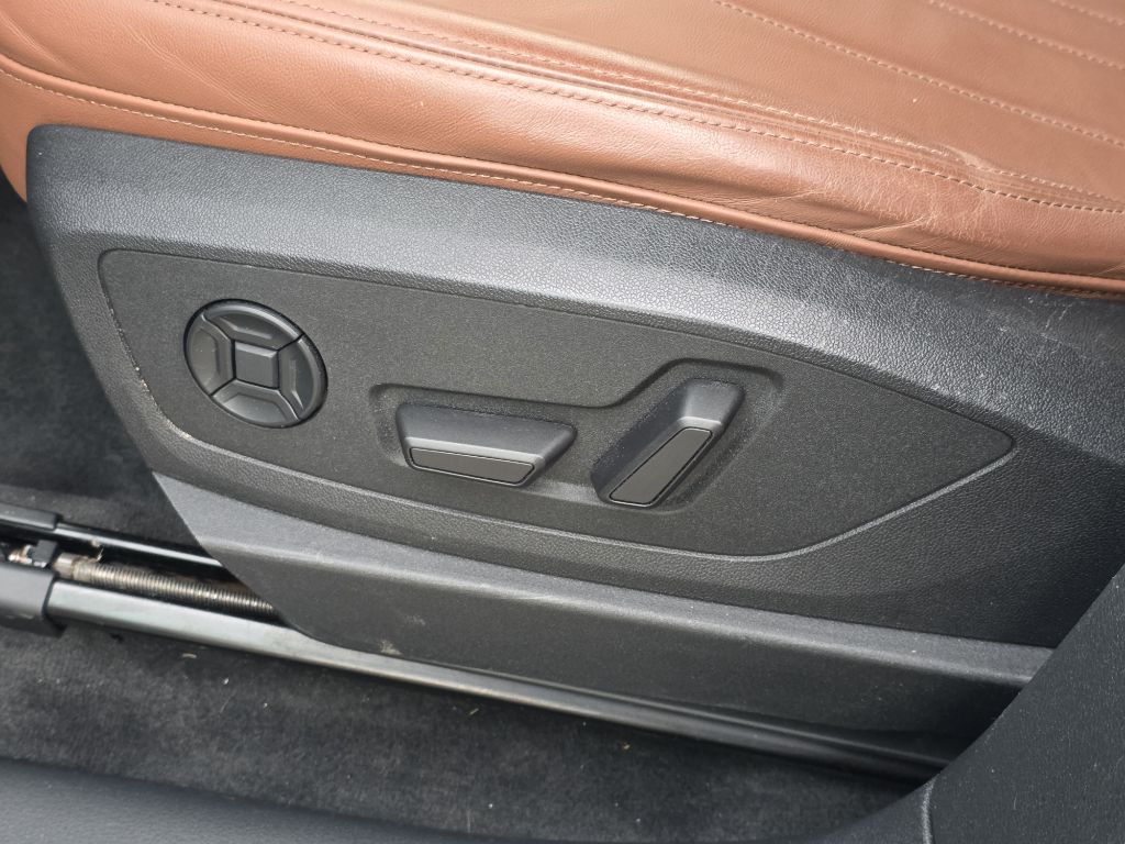 Photo 11 of this AUDI E-TRON