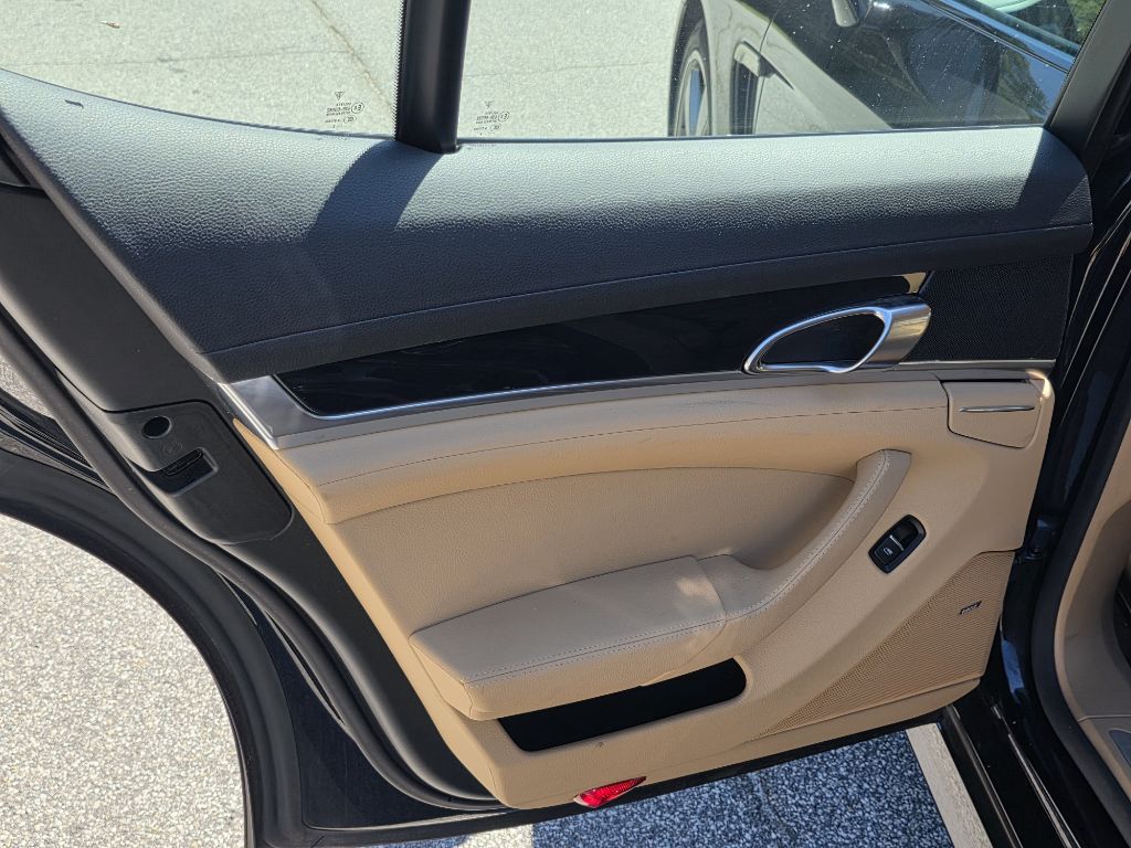 Photo 15 of this PORSCHE PANAMERA