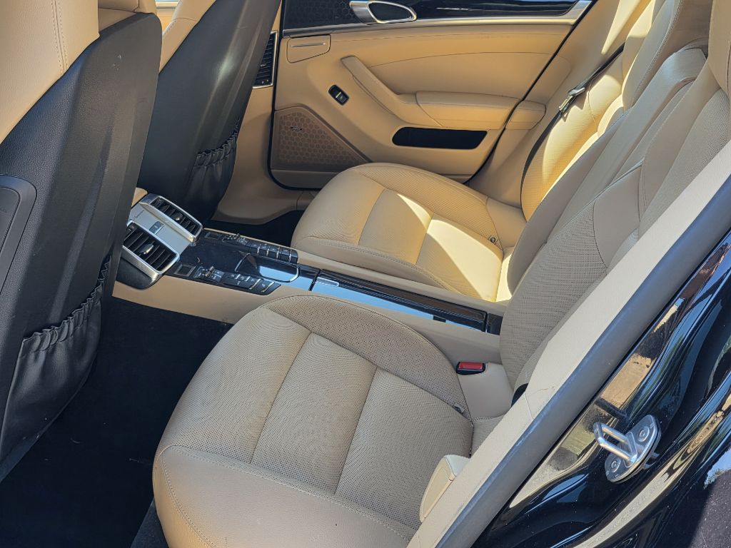 Photo 16 of this PORSCHE PANAMERA
