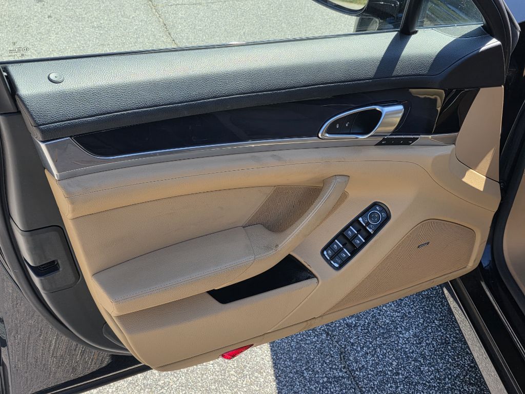 Photo 9 of this PORSCHE PANAMERA