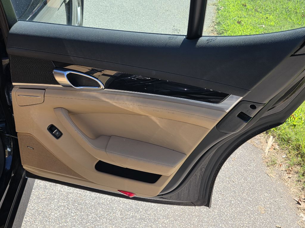 Photo 18 of this PORSCHE PANAMERA
