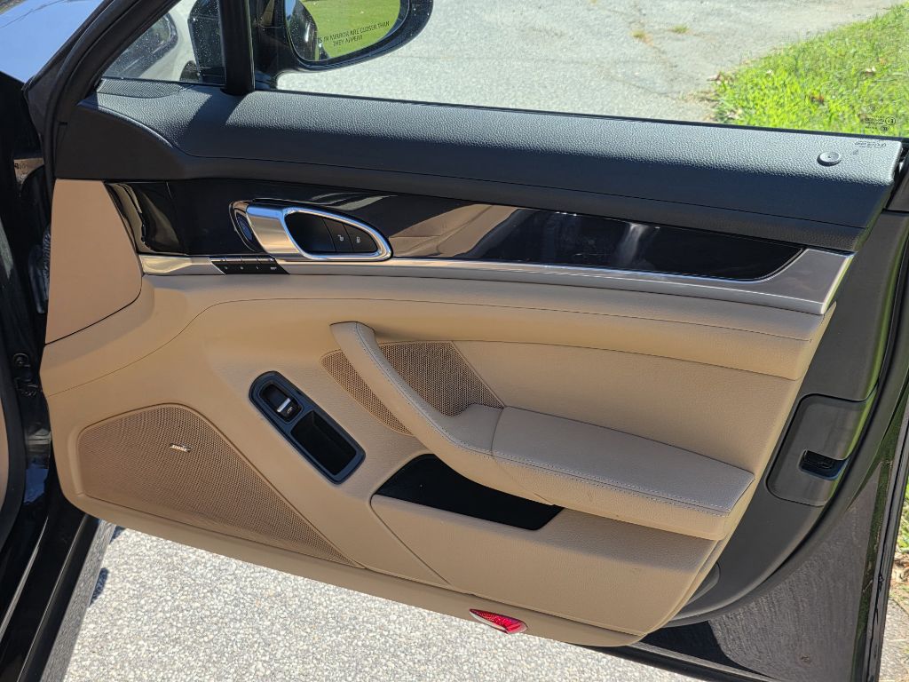 Photo 21 of this PORSCHE PANAMERA