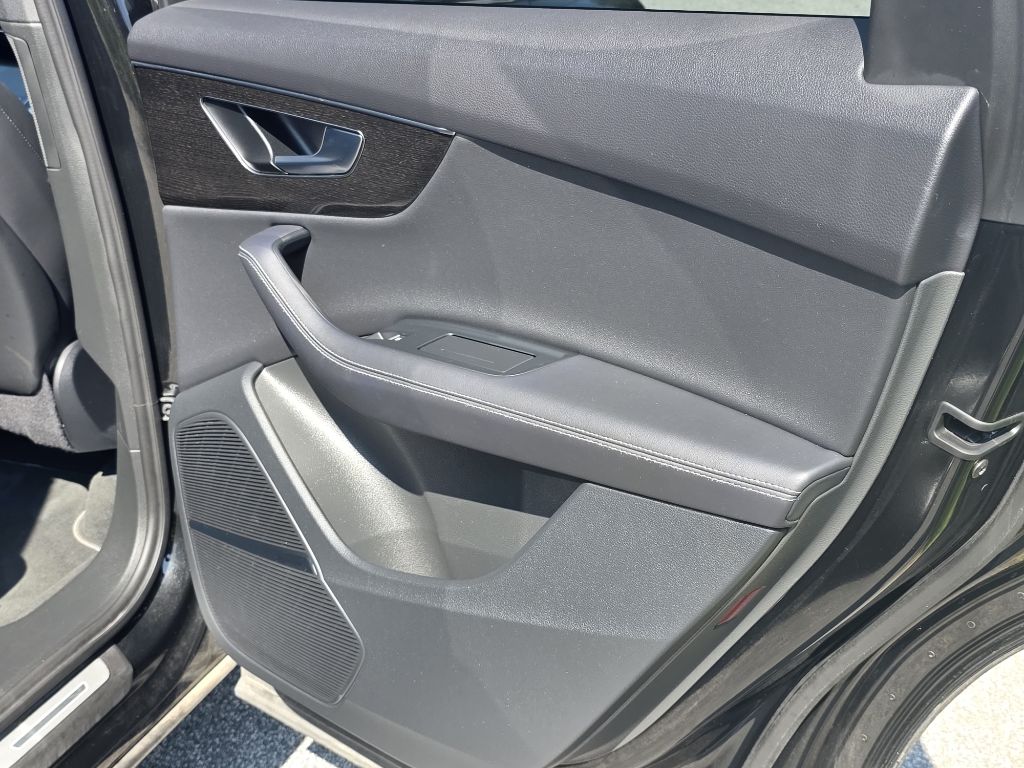 Photo 18 of this AUDI Q7