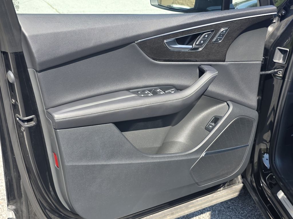 Photo 10 of this AUDI Q7