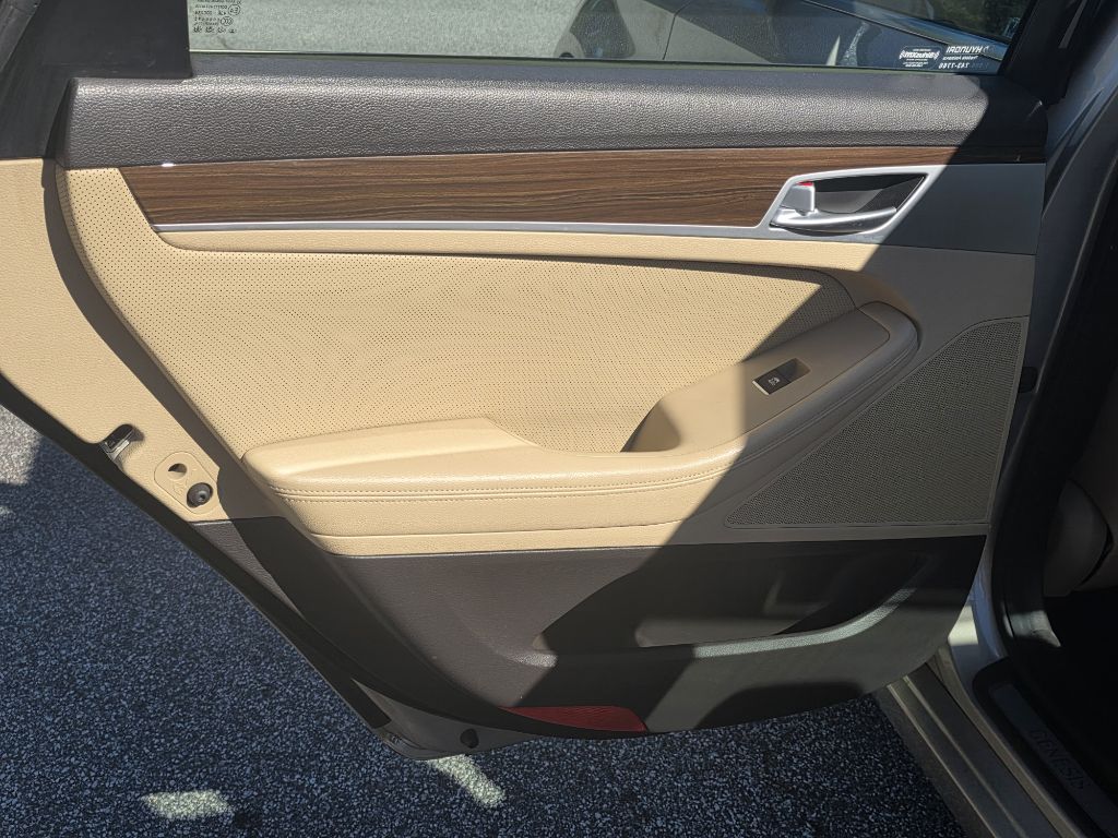 Photo 14 of this HYUNDAI GENESIS