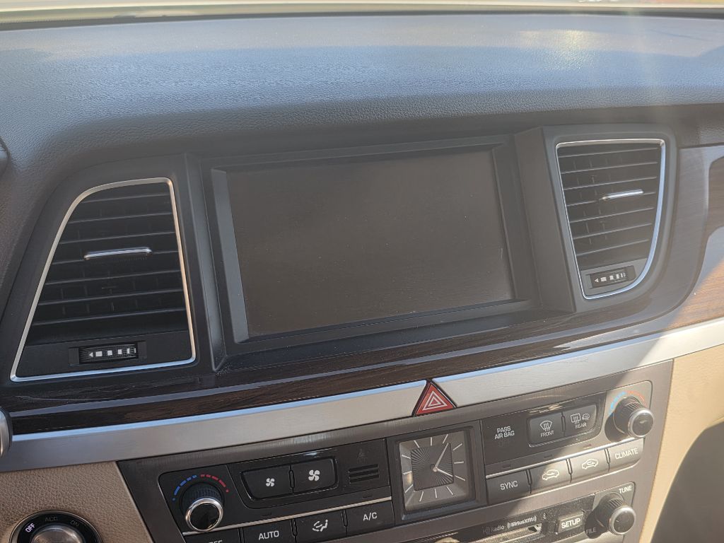 Photo 28 of this HYUNDAI GENESIS
