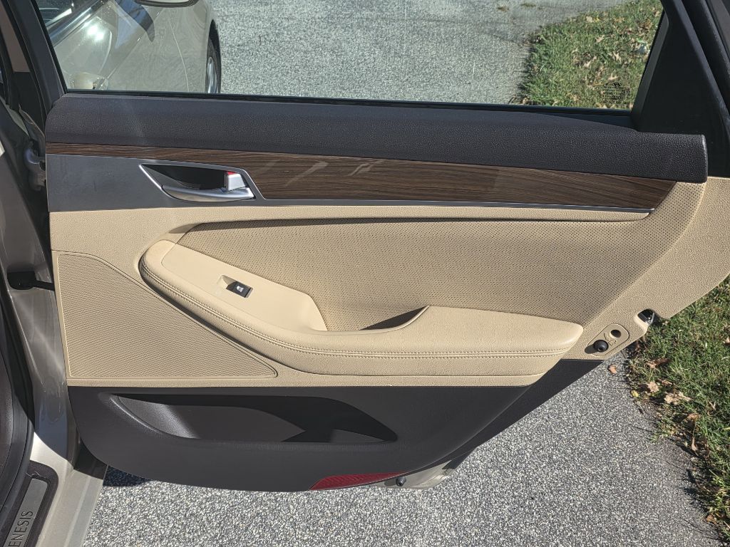 Photo 17 of this HYUNDAI GENESIS