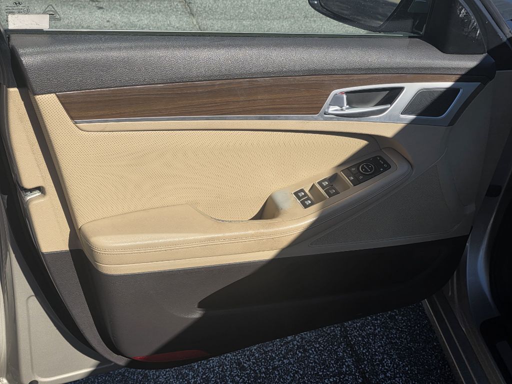 Photo 9 of this HYUNDAI GENESIS