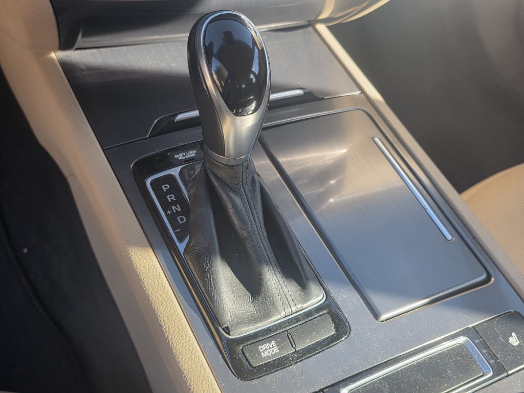 Photo 30 of this HYUNDAI GENESIS