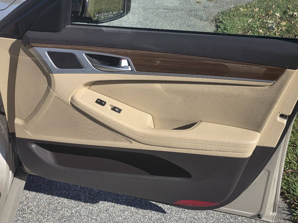 Photo 19 of this HYUNDAI GENESIS