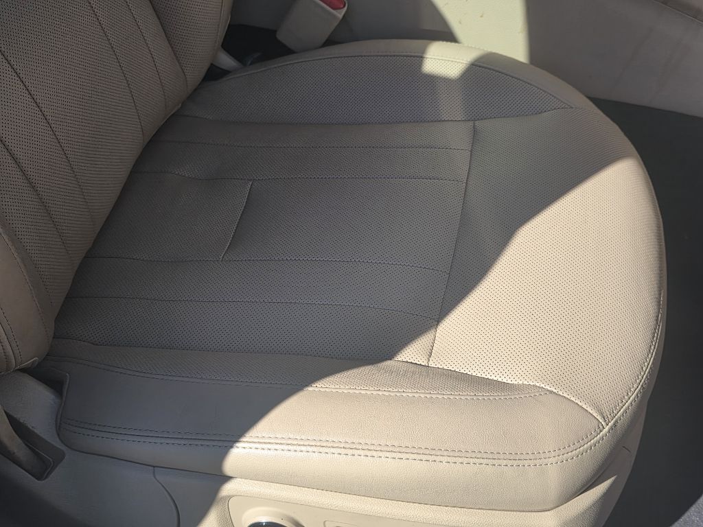 Photo 21 of this HYUNDAI GENESIS