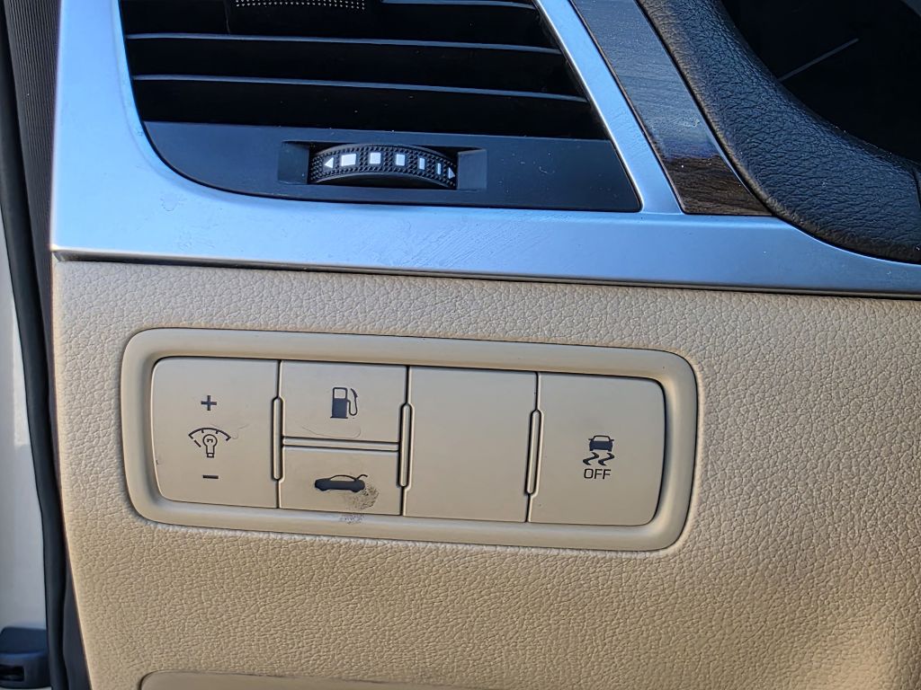 Photo 24 of this HYUNDAI GENESIS