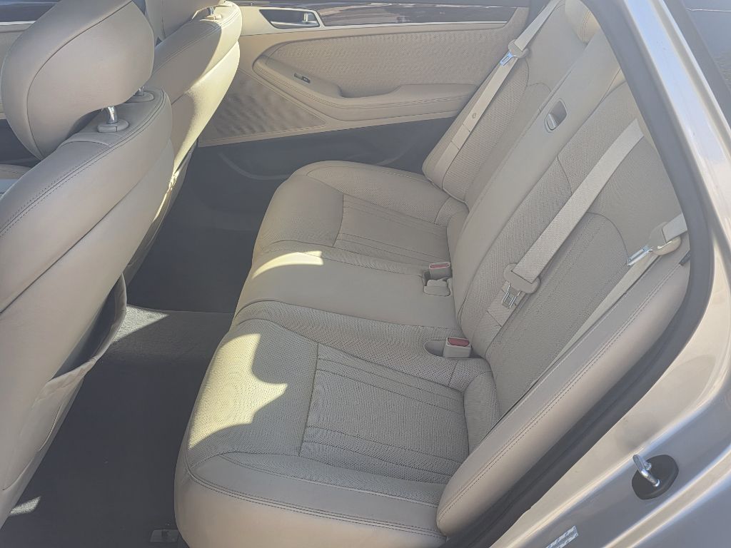 Photo 15 of this HYUNDAI GENESIS
