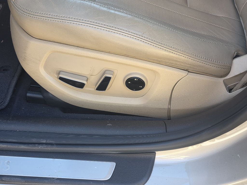 Photo 11 of this HYUNDAI GENESIS