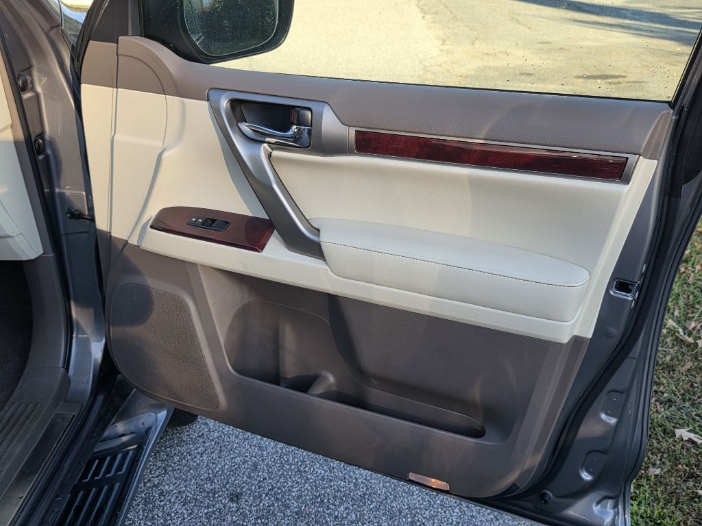 Photo 23 of this LEXUS GX