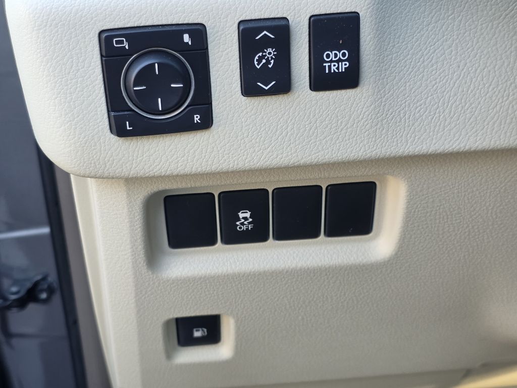 Photo 28 of this LEXUS GX