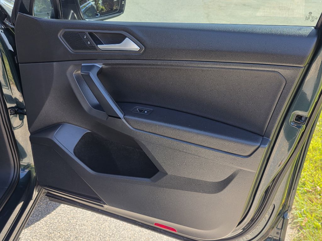 Photo 23 of this VOLKSWAGEN TIGUAN