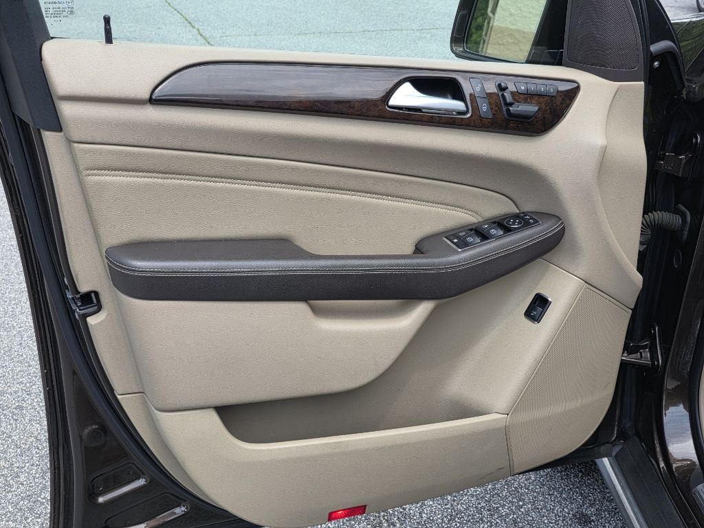 Photo 9 of this MERCEDES-BENZ ML