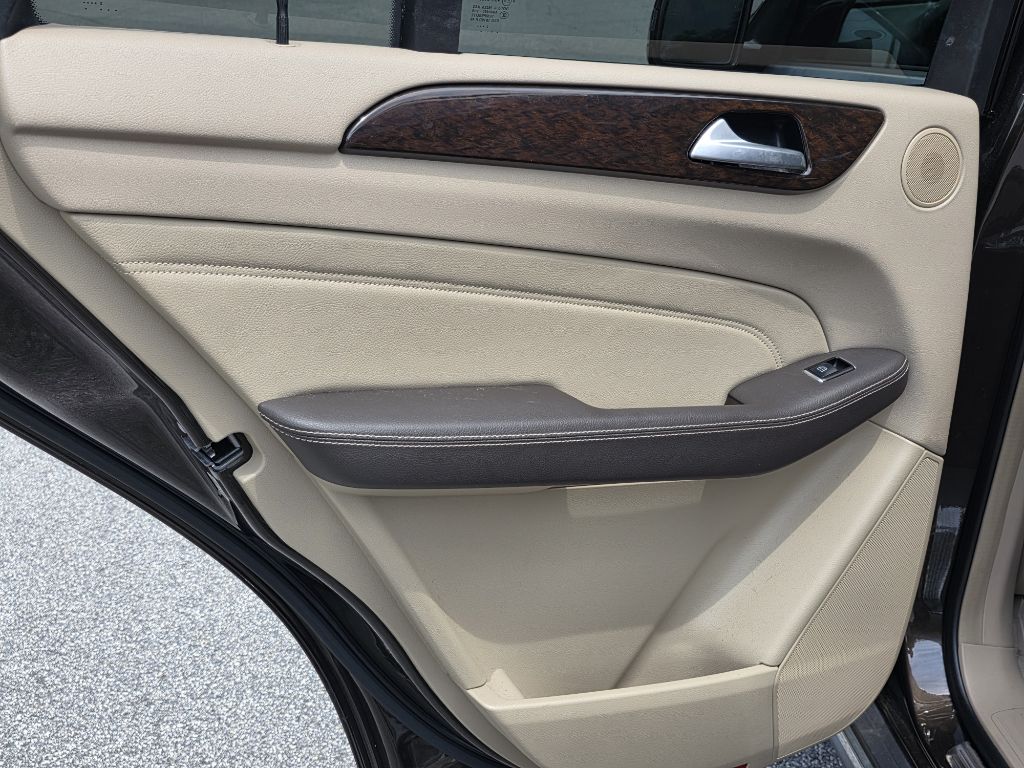 Photo 14 of this MERCEDES-BENZ ML